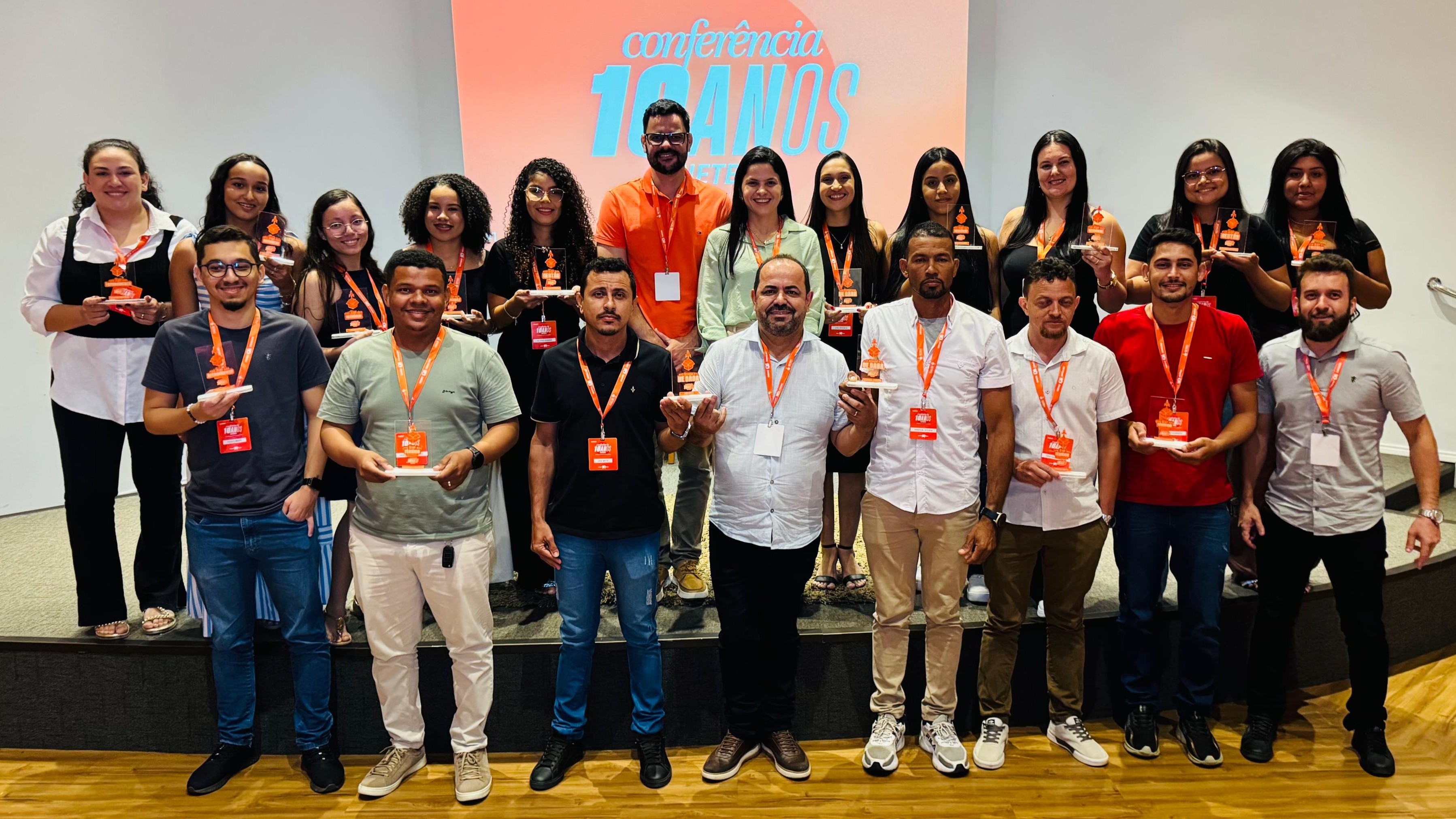 Equipe Netbox reunida em frente à unidade