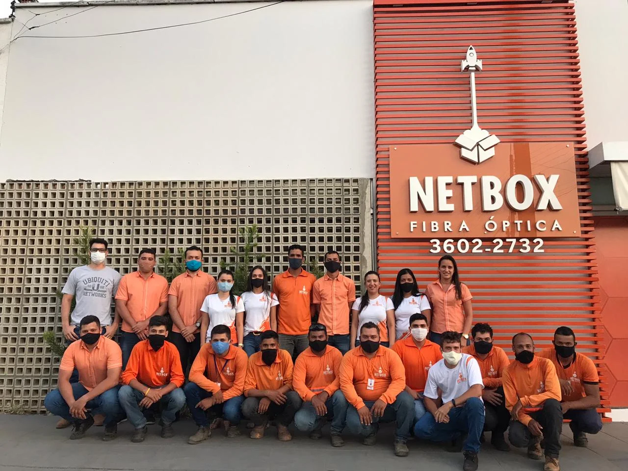 Equipe Netbox reunida em frente à unidade